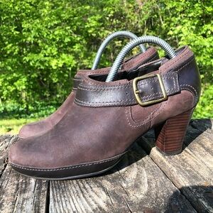 Clark's Artisan Booties Heels brown leather buckle side zip WOMENS‎ size 7.5 M